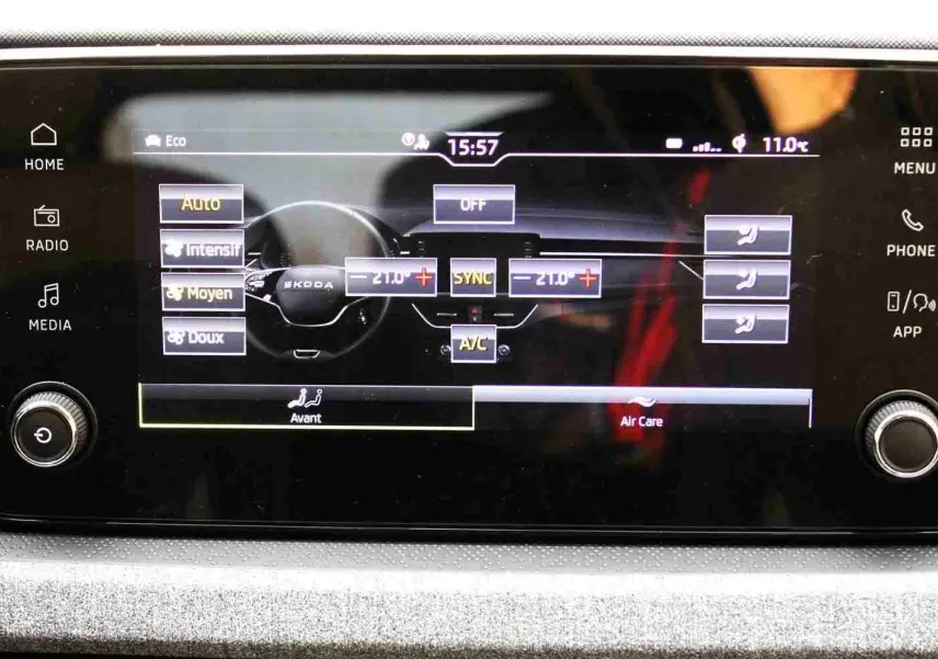 Écran tactile central du Skoda Kamiq 2025 affichant les réglages de climatisation avec interface moderne et commandes tactiles.