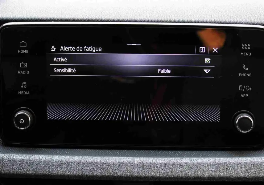 Écran tactile central affichant l'alerte de fatigue activée dans l'habitacle du Skoda Kamiq gris graphite 2025.
