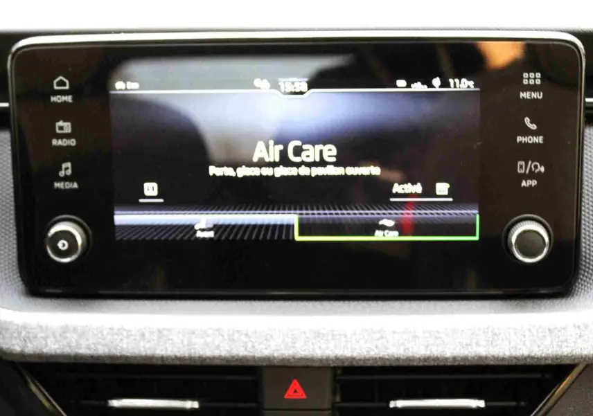 Écran tactile central du Skoda Kamiq 2025 affichant la fonction Air Care dans un intérieur gris clair.