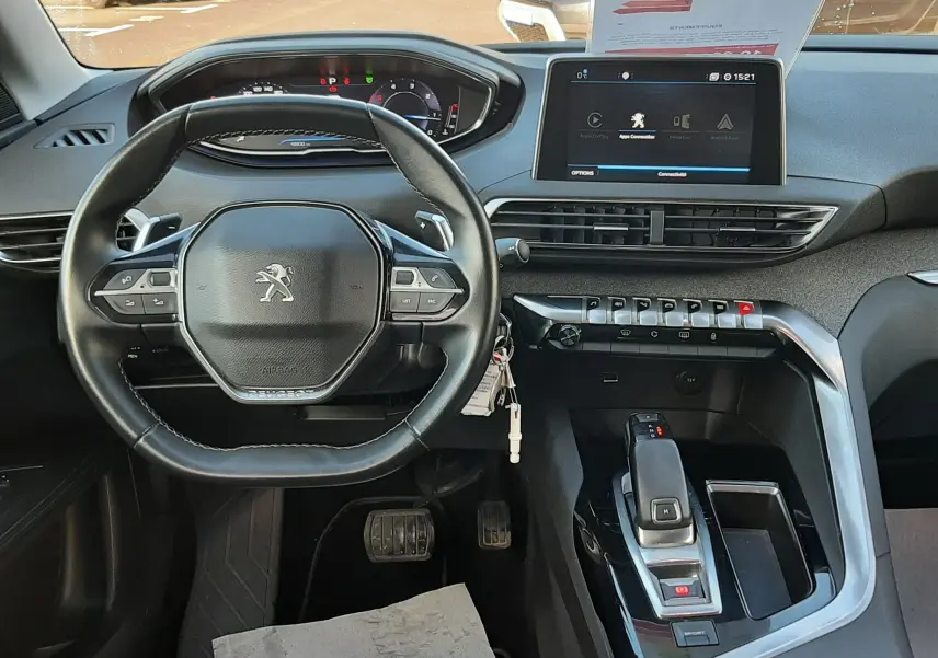 Vue intérieure du poste de conduite du Peugeot 3008 1.5 BlueHDi 130ch Allure, avec volant compact et écran tactile central.