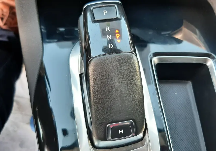 Le levier de vitesses automatique en cuir noir du Peugeot 3008 1.5 BlueHDi 130ch Allure, vue de dessus.