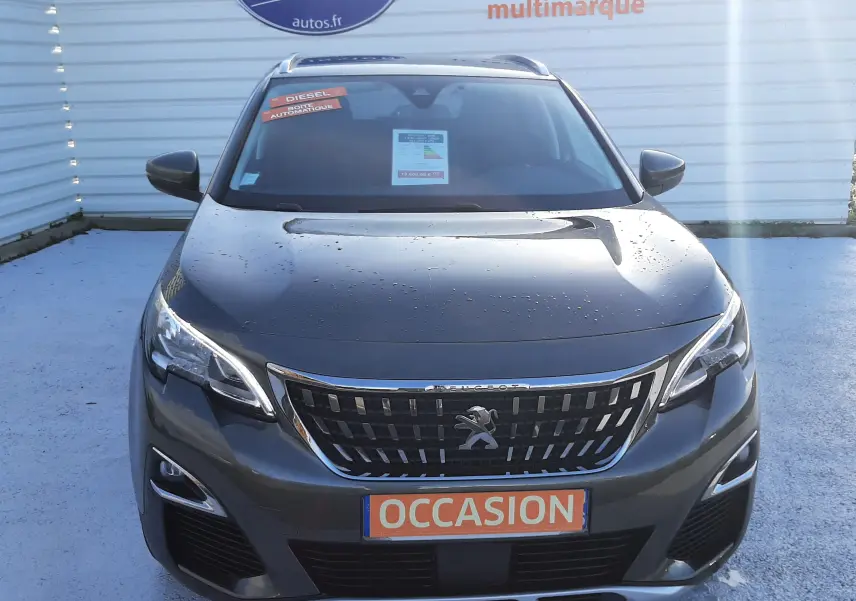 Vue avant d'un Peugeot 3008 gris amazonite 2019 avec calandre chromée et plaque "OCCASION" visible.