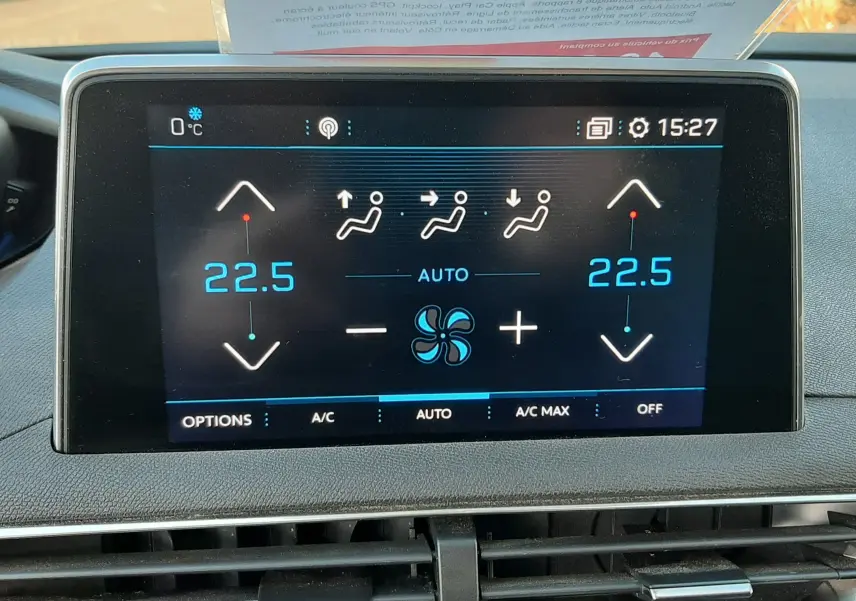 Peugeot 3008 gris Amazonite vu de face, mettant en valeur l'écran tactile du système de climatisation digitale.