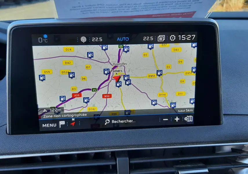 Écran de navigation GPS affichant une carte routière, intégré au tableau de bord d'un Peugeot 3008 gris Amazonite.