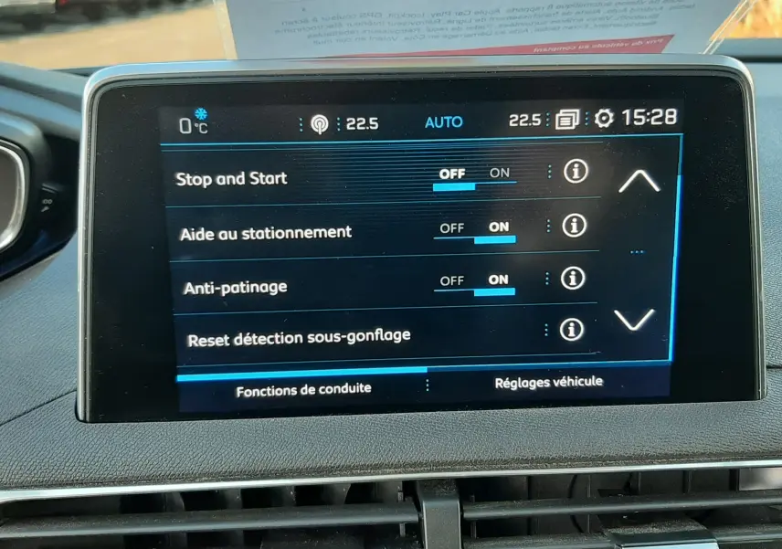 Écran tactile central du Peugeot 3008 2019 affichant les réglages d’aide à la conduite et de sécurité.