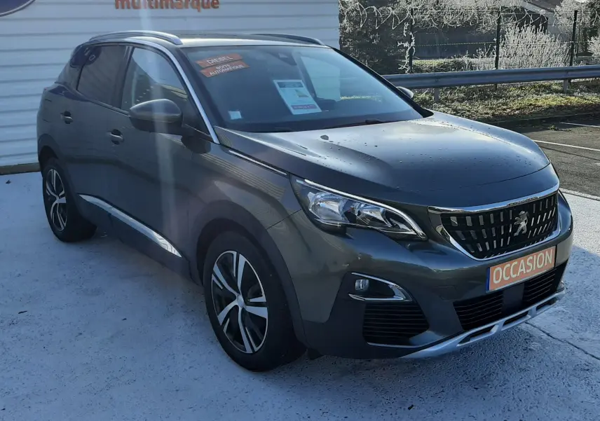 Peugeot 3008 gris amazonite en 3/4 avant droit, SUV compact avec calandre distinctive et jantes alliage bicolores.