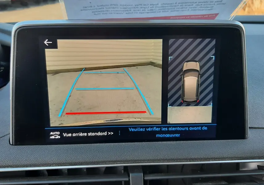 Écran multimédia du Peugeot 3008 gris Amazonite montrant la caméra de recul avec lignes d’aide au stationnement.