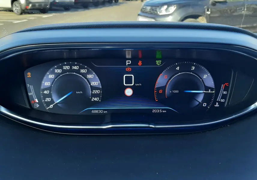 Tableau de bord numérique du Peugeot 3008 2019, affichant vitesse, compte-tours et température moteur.