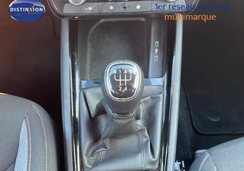 Gros plan sur le levier de vitesses manuel noir du Skoda Kamiq gris graphite, avec console centrale et siège partiel visible.