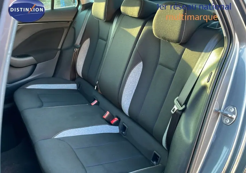 Vue intérieure côté droit des sièges arrière gris foncé et gris clair du Skoda Kamiq 2024 finition Selection.