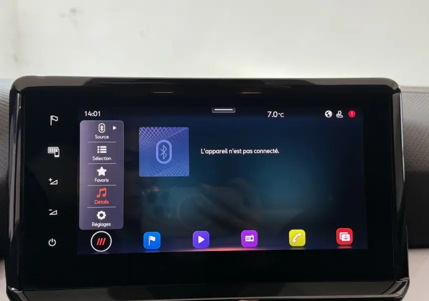 Écran tactile central du tableau de bord de la SEAT Ibiza 2024 affichant la connexion Bluetooth inactive.