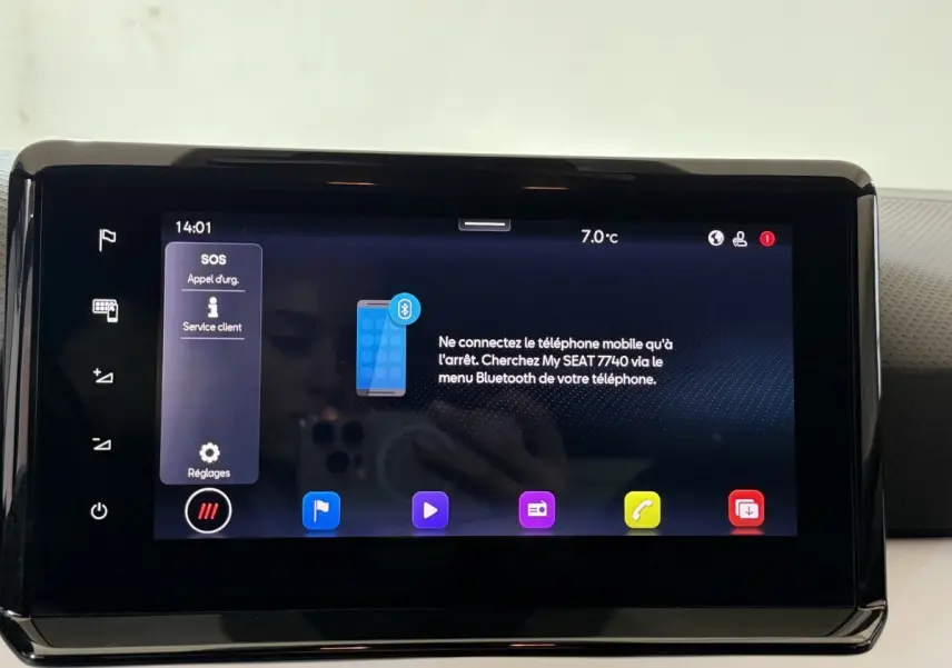 Écran tactile central de la SEAT Ibiza 1.0 TSI 110 FR blanc, affichant le menu Bluetooth et température 7°C.