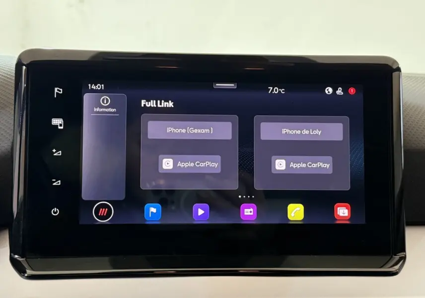 Écran tactile central de la SEAT Ibiza 2024 affichant la connexion Apple CarPlay avec interface Full Link.