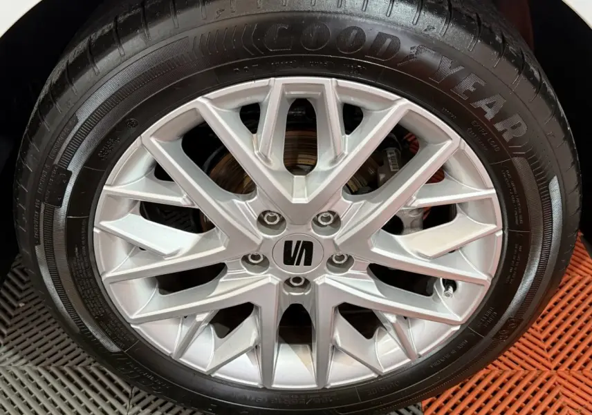 Gros plan sur la jante alu argentée avec logo SEAT, montée sur un pneu Goodyear noir.
