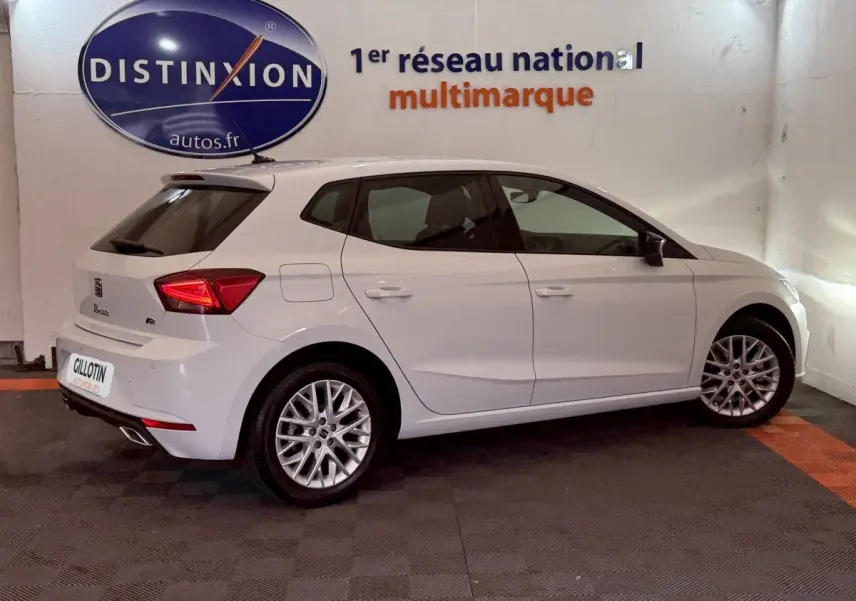 Vue côté droit d'une SEAT Ibiza 1.0 TSI 110 FR blanche, avec jantes alliage et feux arrière LED visibles.