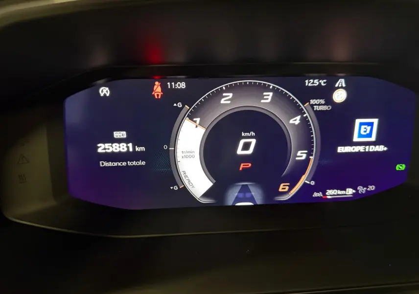 Combiné d'instruments digital de la CUPRA Formentor 2.0 TDI, affichage vitesse et radio numérique DAB en vue frontale.