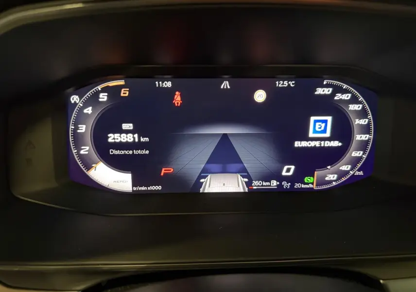 Vue rapprochée du combiné d'instruments digital couleur du tableau de bord du CUPRA Formentor 2025.