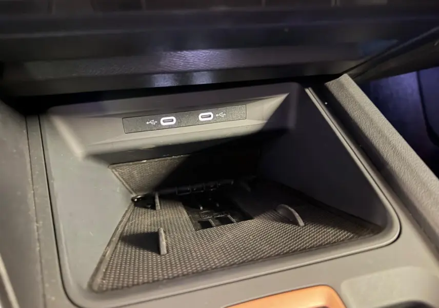 Gros plan sur la connectivité USB-C dans la console centrale du CUPRA Formentor blanc, version 2025.