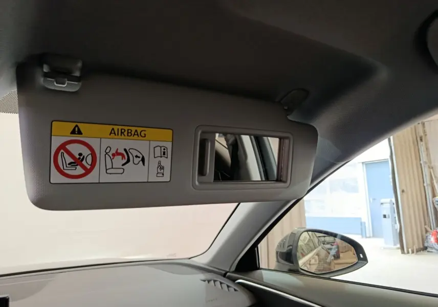 Détail du pare-soleil côté conducteur avec miroir intégré dans l'Audi A4 noire, vue intérieure avant droite.