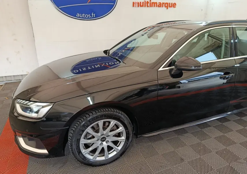 Audi A4 35 TFSI noir vue 3/4 avant côté gauche, avec jantes alliage et phares LED visibles.