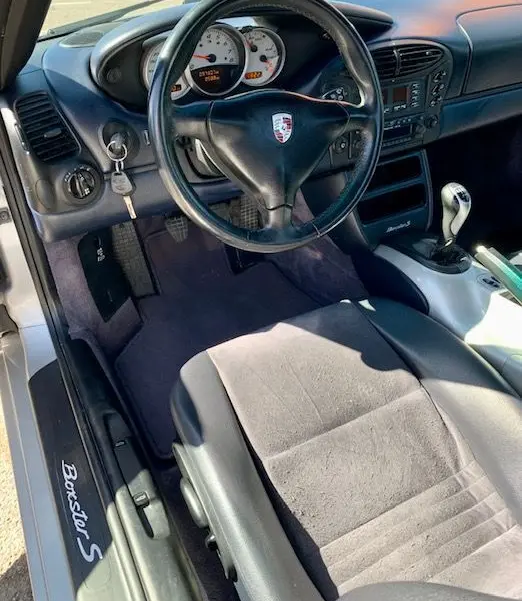 Intérieur de Porsche Boxster 986 3.2 S 2001, vue côté conducteur, volant noir, tableau de bord et levier de vitesse manuelle visibles.