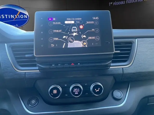 Tableau de bord noir du Renault Trafic cabine approfondie 2025 avec écran tactile affichant aides à la conduite.