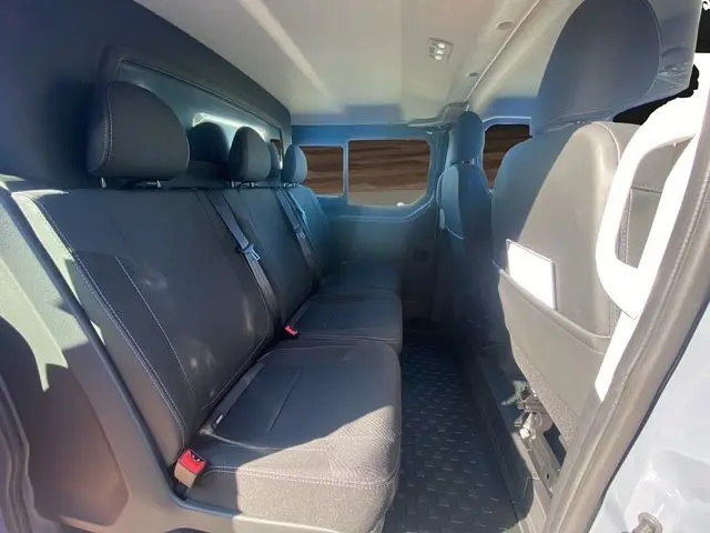 Vue intérieure côté droit montrant la banquette arrière noire du Renault Trafic Cabine Approfondie gris urbain 2025.