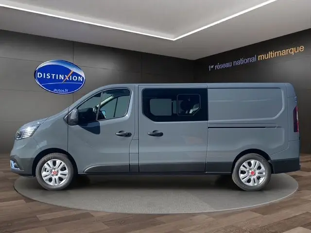 Profil côté gauche d'un Renault Trafic Cabine Approfondie gris urbain avec portes coulissantes et jantes alliage 17 pouces.