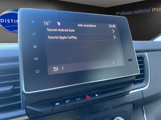 Écran tactile central du tableau de bord du Renault Trafic Cabine Approfondie 2025, affichant tutoriels Android Auto et Apple CarPlay.