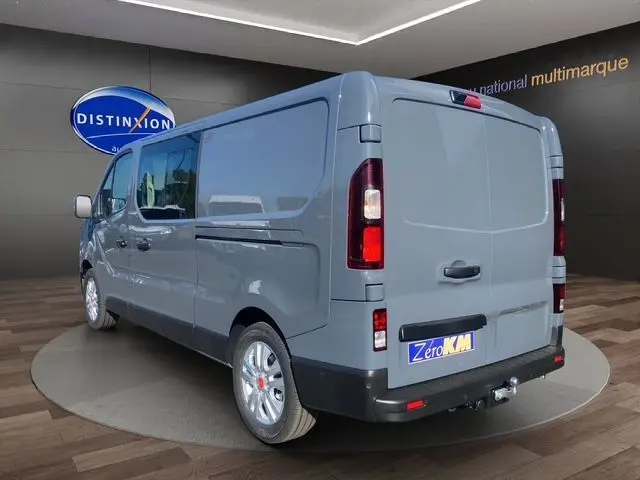 Vue 3/4 arrière droite d’un Renault Trafic Cabine Approfondie gris urbain avec attelage et jantes alliage 17 pouces.