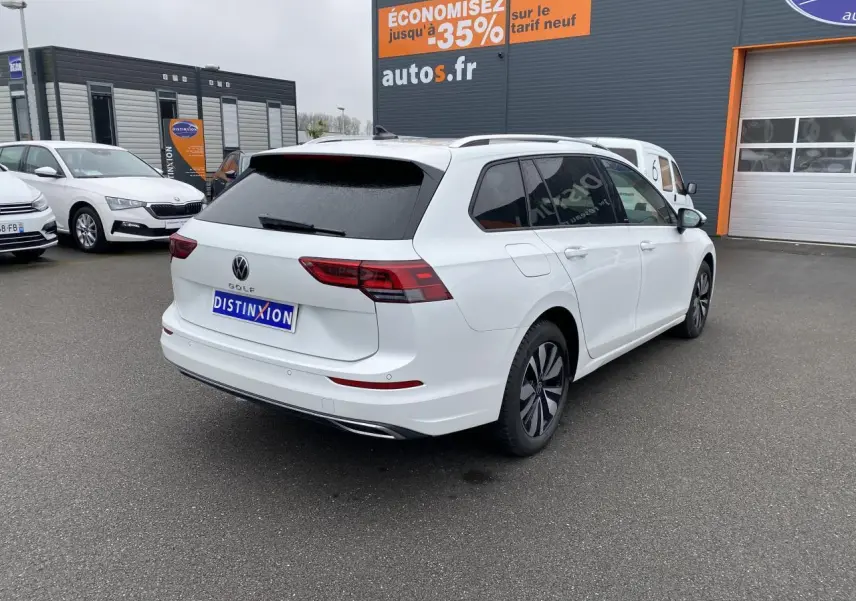 Volkswagen Golf SW blanc oryx vue 3/4 arrière droit avec vitres arrière surteintées et jantes modernes.