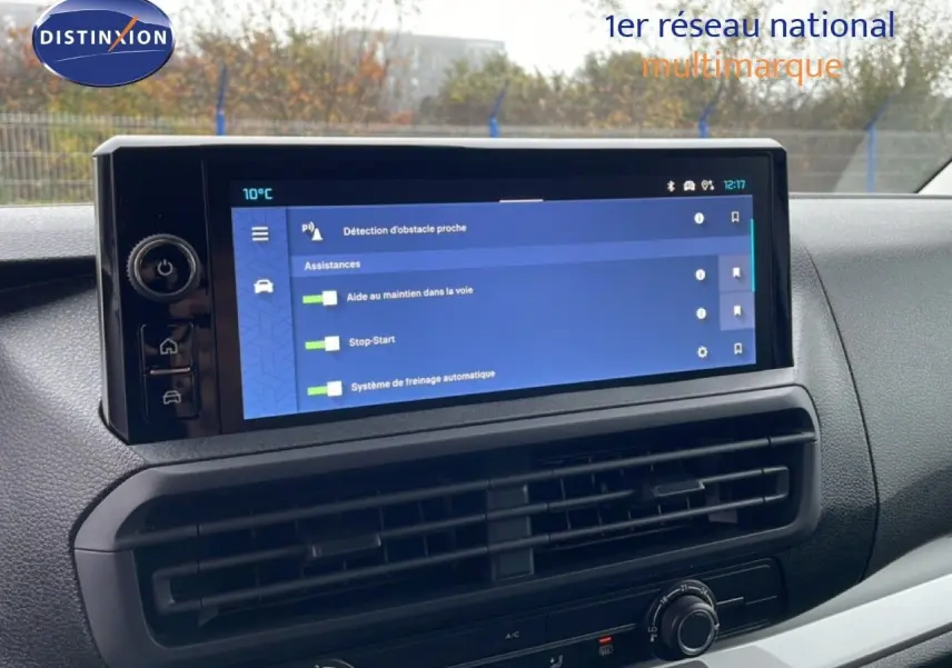 Vue rapprochée de l’écran tactile central du tableau de bord du Citroën Jumpy 2025, affichant les assistances à la conduite.