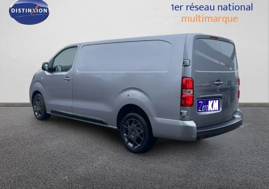 Vue 3/4 arrière droite d’un Citroën Jumpy Van Long L3 gris Artense métal avec vitres arrière teintées et jantes noires.