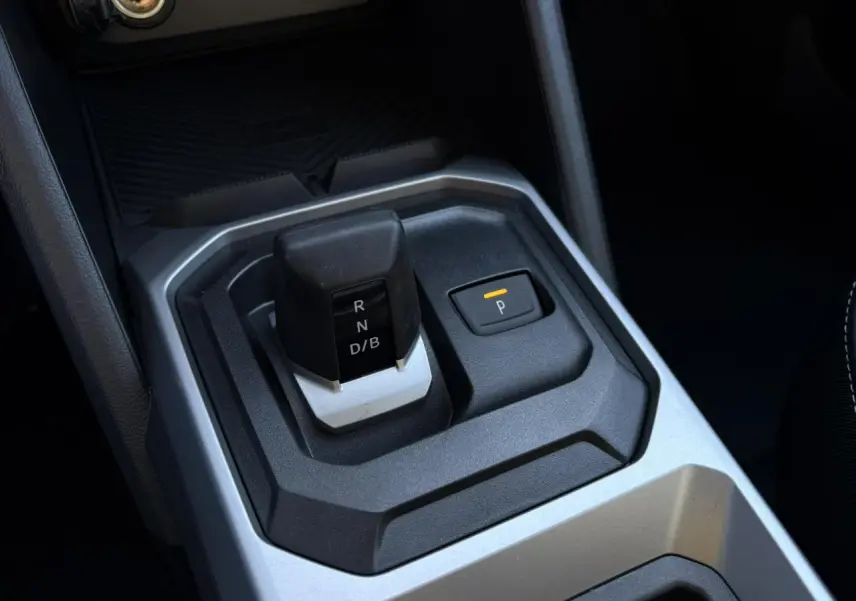 Gros plan sur la commande de boîte automatique noire et grise du Dacia Duster blanc Glacier 2026.