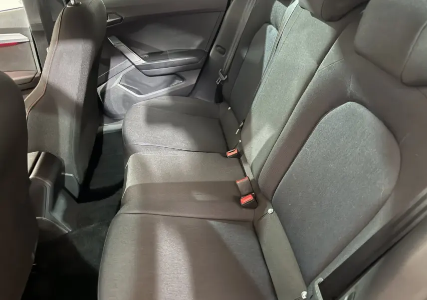 Vue côté droit de la banquette arrière noire de la SEAT Ibiza 1.0 TSI 110 FR 2024 avec ceintures visibles.