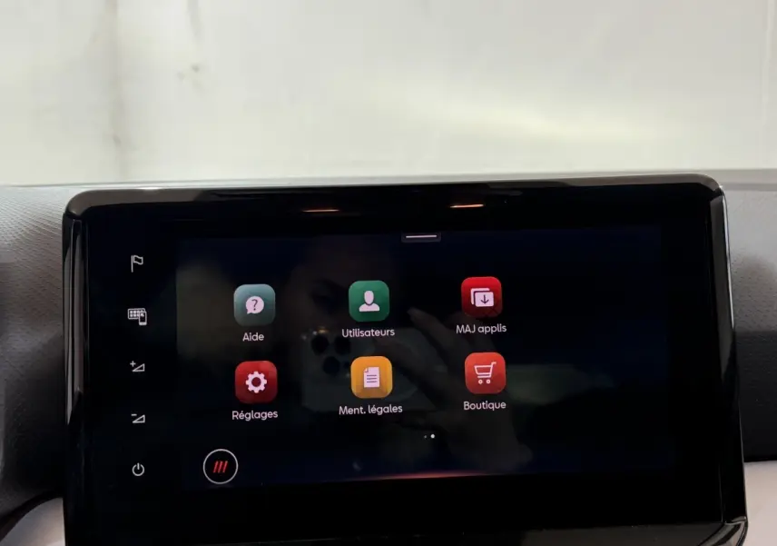 Écran tactile central de la SEAT Ibiza 1.0 TSI 110 FR 2024 affichant le menu des réglages, intérieur noir.