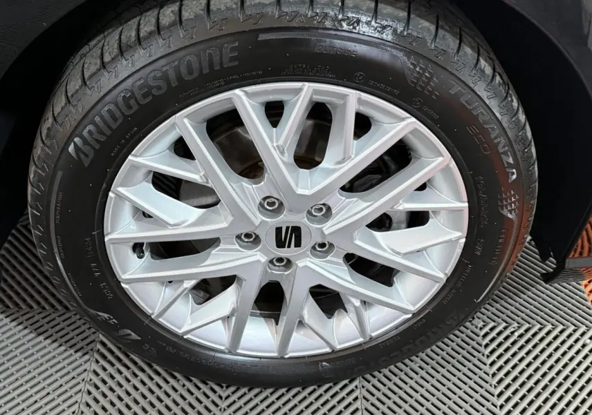 Gros plan sur la jante alu argentée de la SEAT IBIZA 1.0 TSI 110 FR noire, avec pneu Bridgestone Turanza visible.