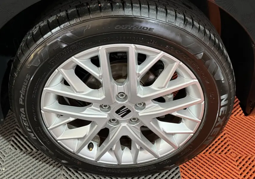 Gros plan sur la roue arrière droite noire d'une SEAT Ibiza 1.0 TSI 110 FR 2024 avec pneu Nexen visible.