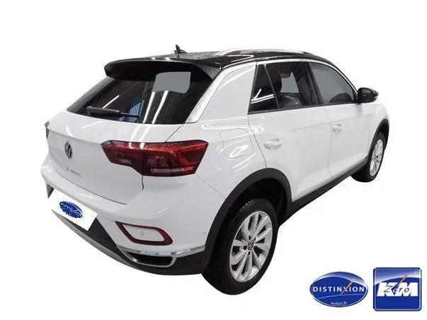 Volkswagen T-Roc 1.5L TSI blanc toit noir, vue 3/4 arrière droit, avec feux arrière LED et jantes alliage.