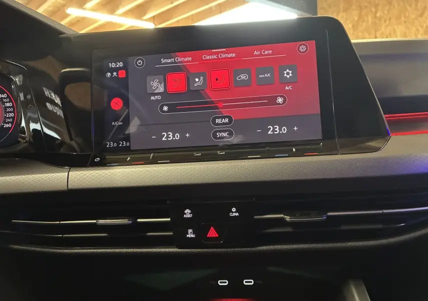 Écran tactile central de la Volkswagen Golf 1.5 eTSI 130 DSG7 Active 2022 affichant le réglage de la climatisation à 23°C.