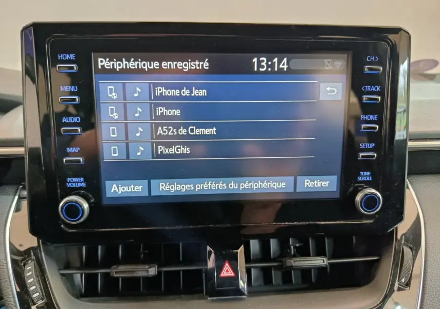Écran tactile central de la Toyota Corolla Hybride 122h Active 2020 affichant la liste des périphériques Bluetooth connectés.