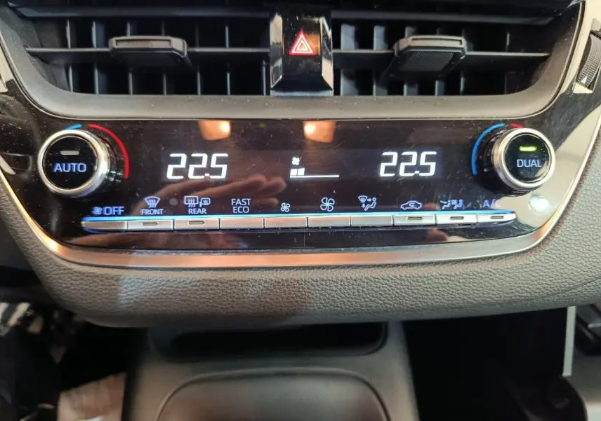 Gros plan sur la console centrale de la Toyota Corolla Hybride 122h Active 2020, affichant la climatisation bi-zone à 22,5°C.