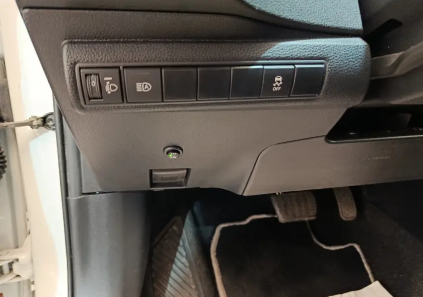 Vue intérieure côté conducteur de la Toyota Corolla Hybride 122h 2020, montrant les commandes sous le tableau de bord.