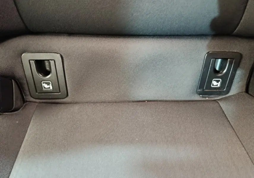 Gros plan sur les fixations Isofix noires sur la banquette arrière grise de la Toyota Corolla Hybride 2020.