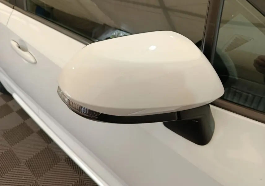 Rétroviseur côté gauche blanc de la Toyota Corolla Hybride 122h Active 2020, vue rapprochée sur la portière.