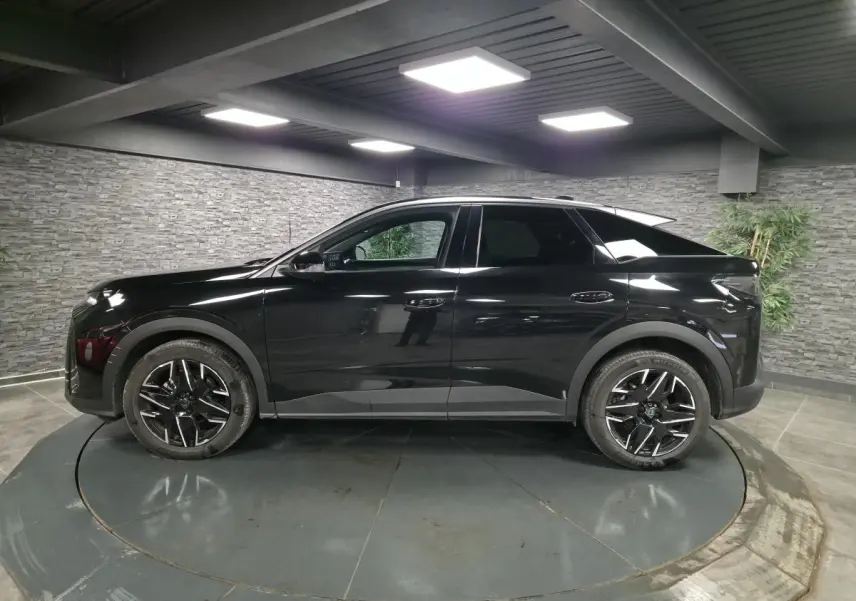 Peugeot 3008 hybride noire vue de profil côté gauche, avec jantes alliage 19'' diamantées et poignées affleurantes.