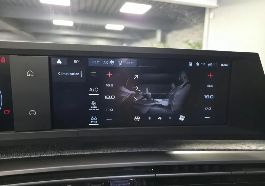 Écran tactile intérieur du Peugeot 3008 noir, affichant les réglages de climatisation avec vue latérale des sièges.