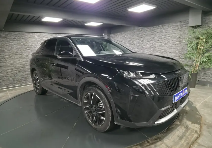 Peugeot 3008 noir en 3/4 avant droit, avec calandre noire et jantes alliage 19'' diamantées.