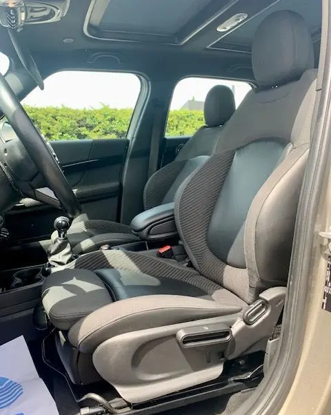 Vue intérieure côté conducteur du MINI Countryman Cooper D 150ch 2017, sièges gris foncé et toit ouvrant panoramique.