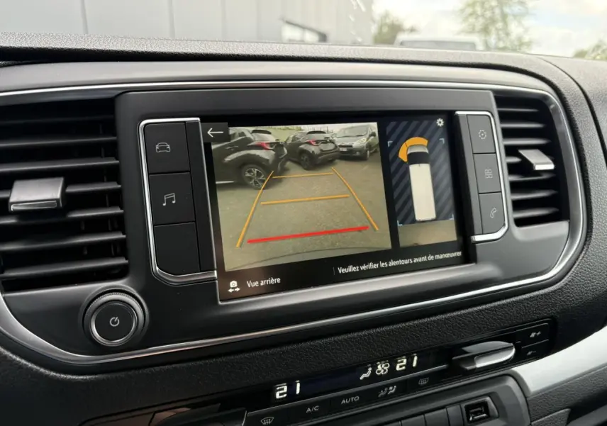 Écran tactile intérieur de l’Opel Zafira Life XL affichant la caméra de recul avec vue arrière et aide au stationnement.